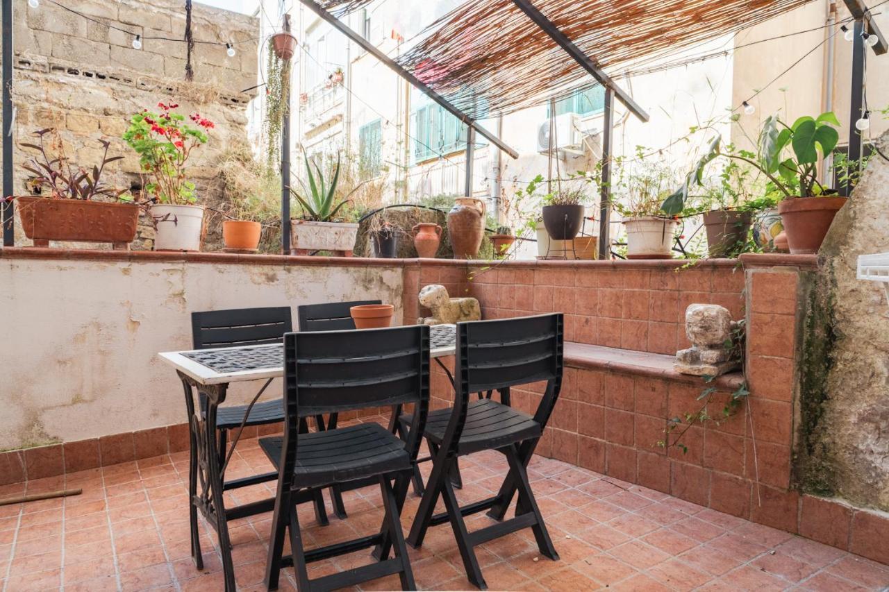Appartamento In Pieno Centro Storico Con Terrazzo “O'Vicariello” Napels Buitenkant foto